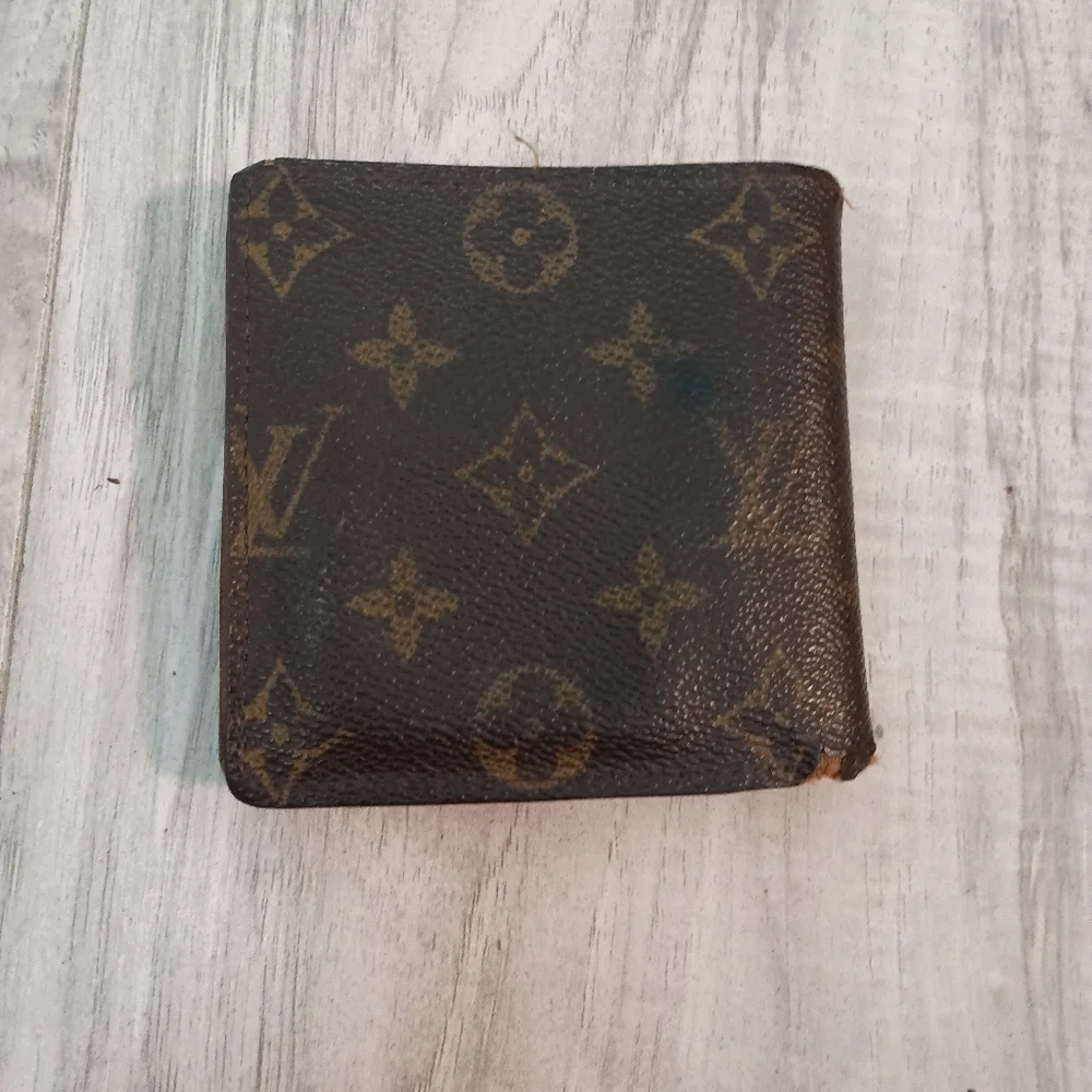 Louis Vuitton elegant louis